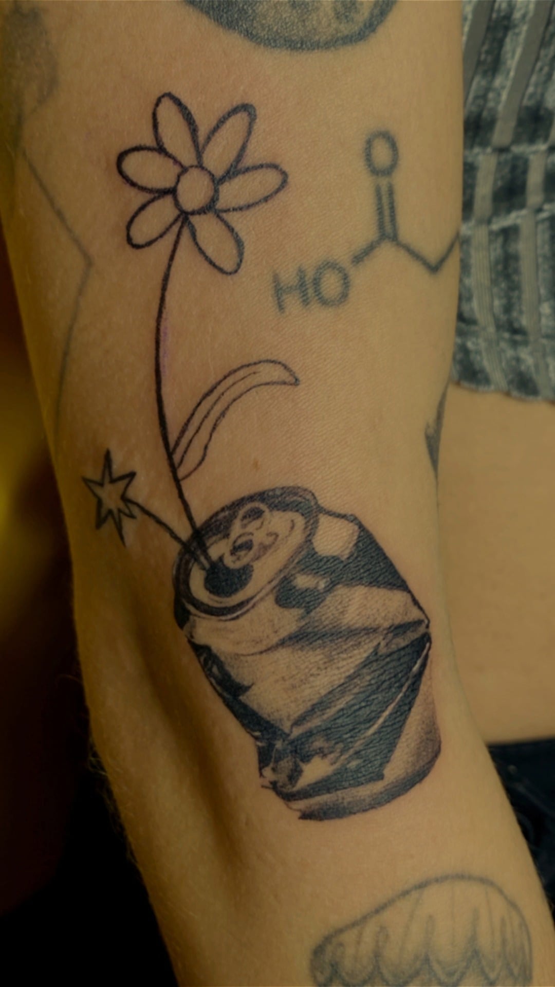 Tatuagem Latinha com Frô no braço
