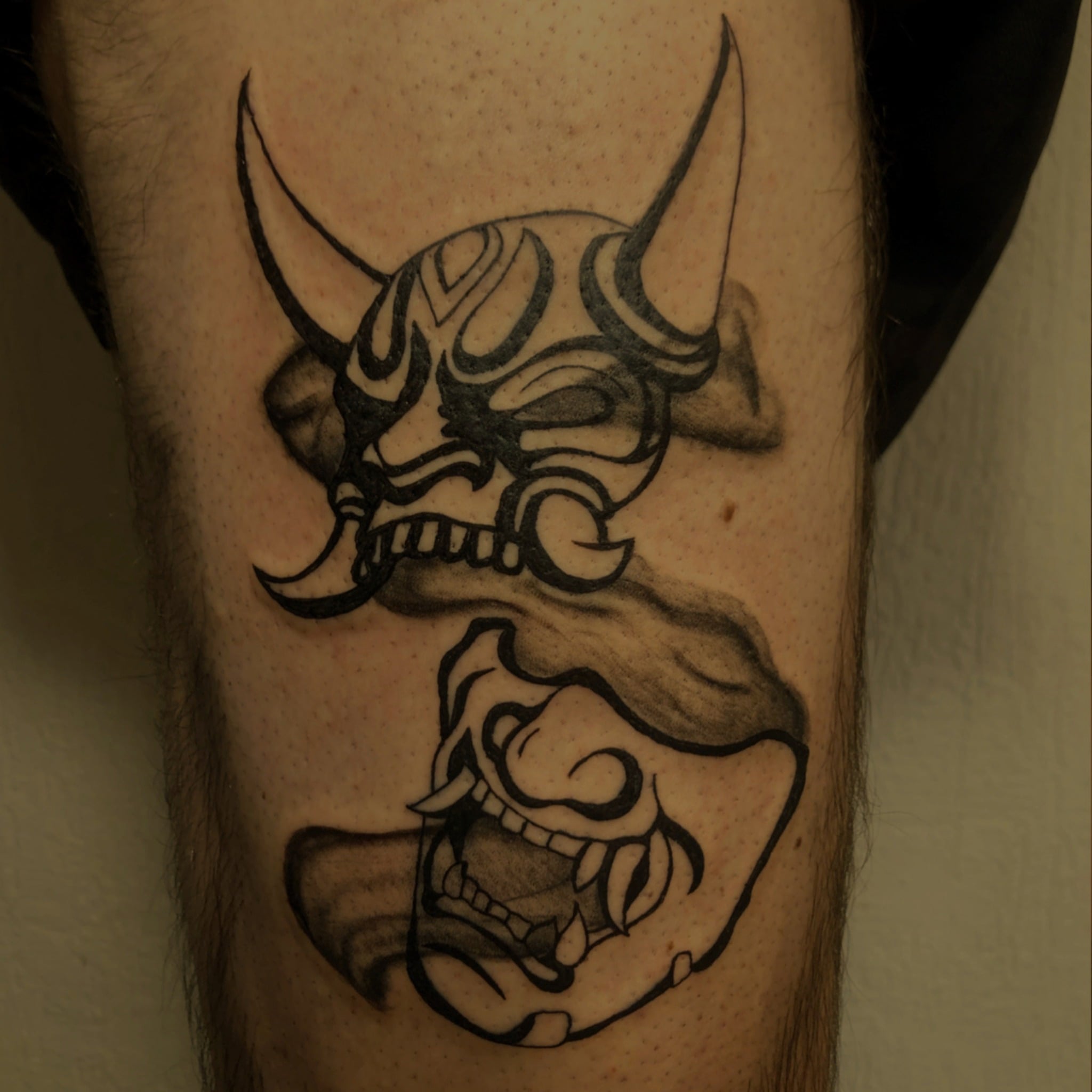 Máscaras de Hannya na coxa